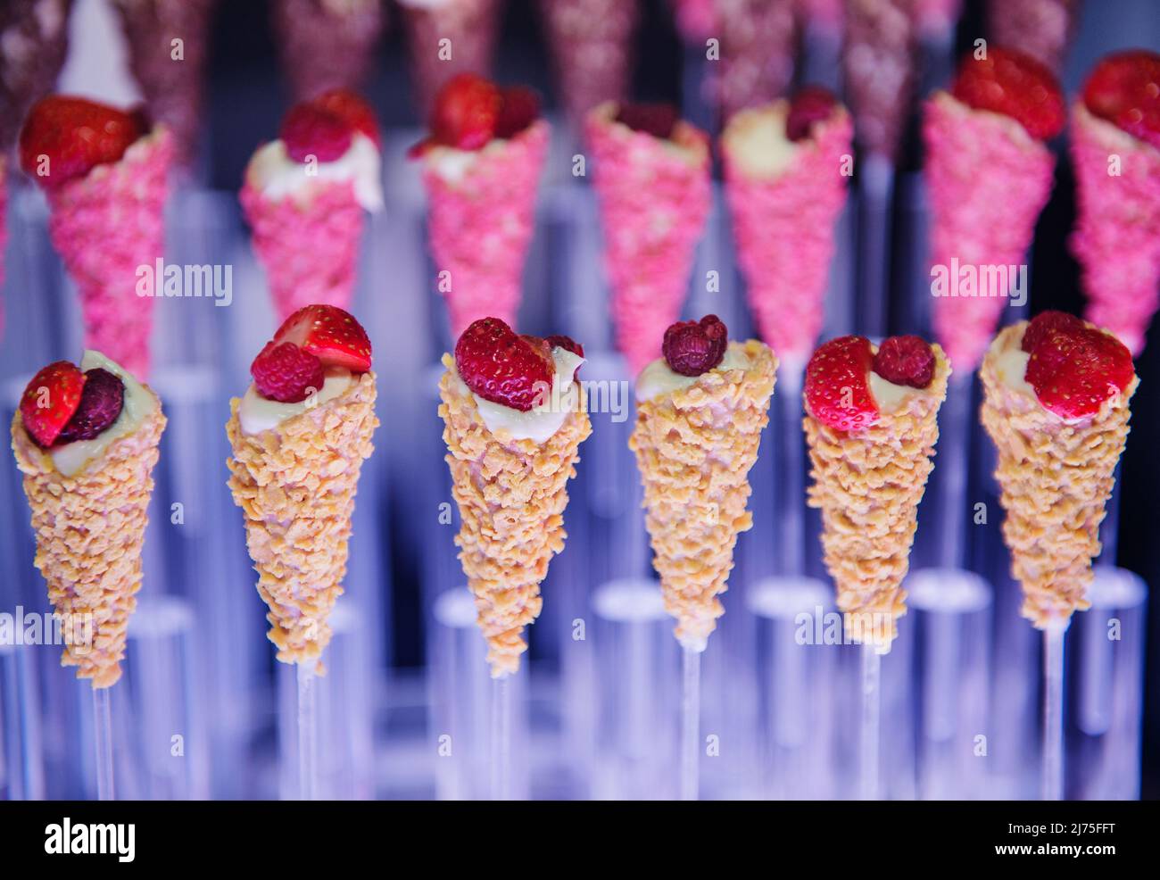 Moderne Dessert-Hors d'oeuvres, die bei einer Veranstaltung serviert werden können Stockfoto