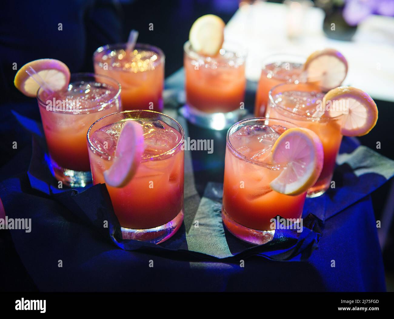 Tablett mit Tequila-Cocktails bei Sonnenaufgang wird bei einer Veranstaltung serviert Stockfoto