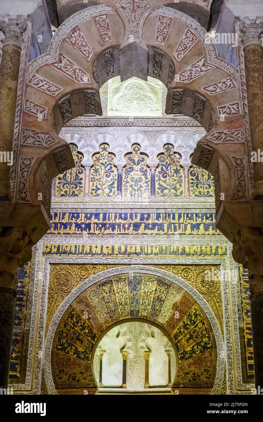 Das mosaikverzierte Mihrab (Mitte) und die verschränken Bögen der Maqsura (links und rechts) in der Erweiterung, die von al-Hakam II. Nach 961 hinzugefügt wurde - Mezquita-Catedral (große Moschee von Cordoba) - Cordoba, Spanien Stockfoto