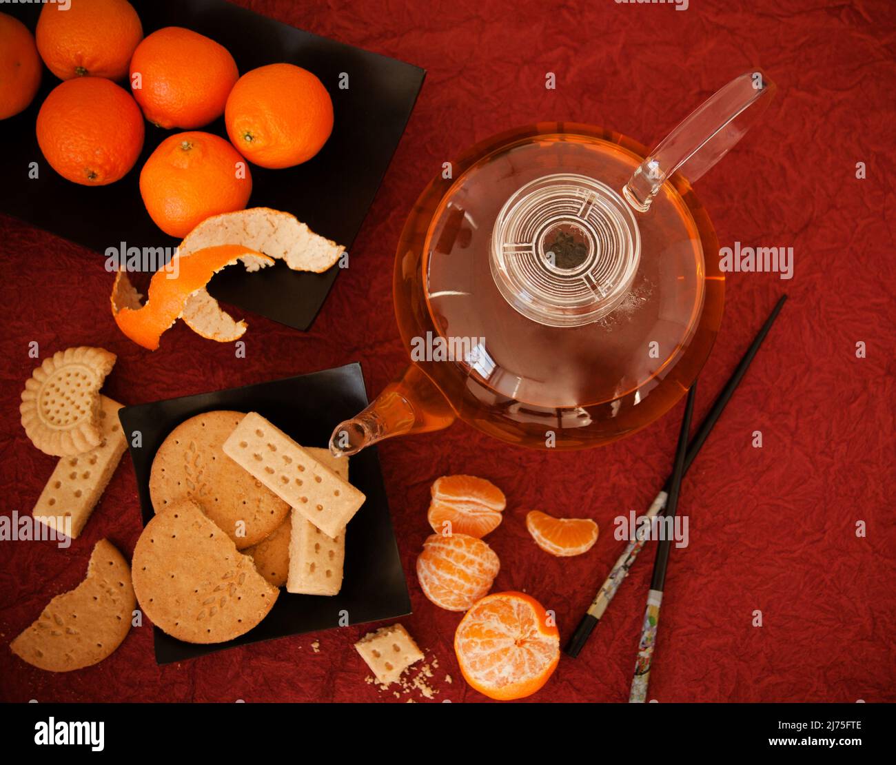 Oolong-Tee mit Keksen und Mandarinen Stockfoto