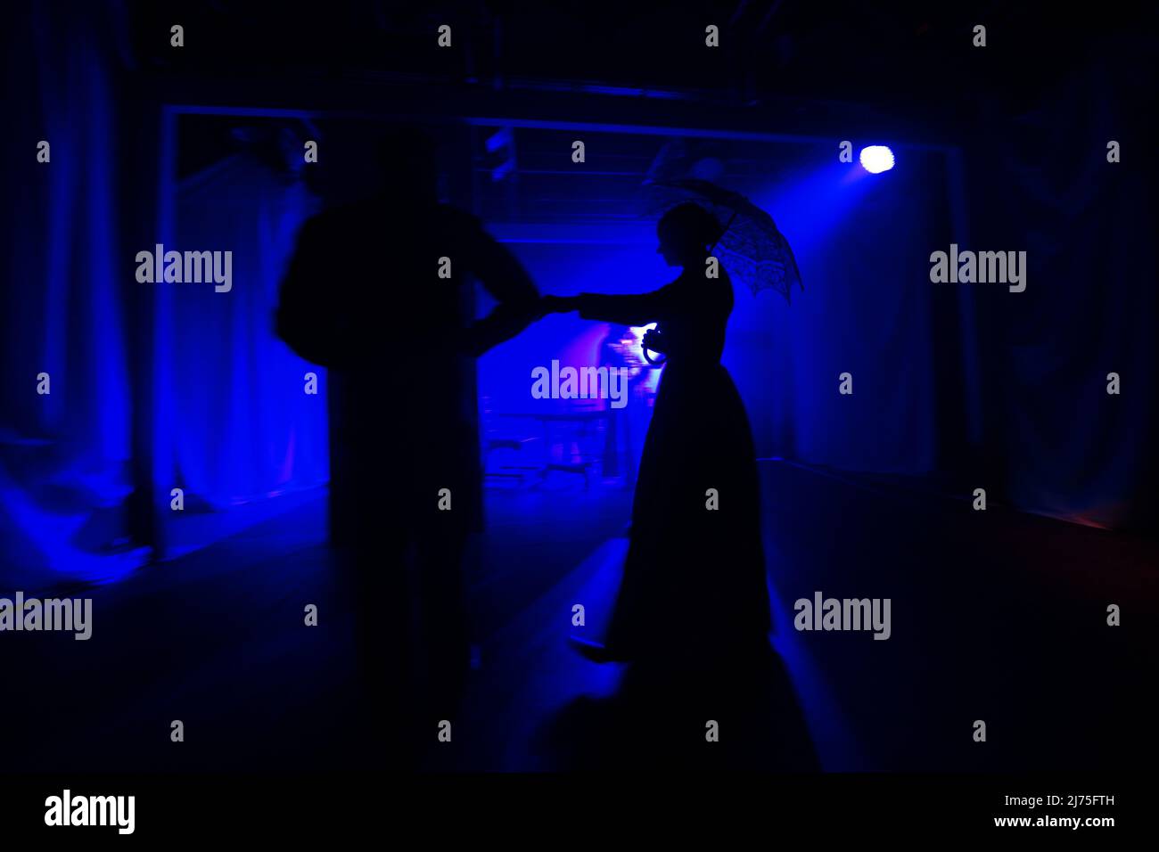 Ruthie Henshold (Fosca) und Dean - John Wilson (Giorgia), Teil der Besetzung von Stephen Sondheims Passion Proben vor der Eröffnungsnacht im Hope Mill Theatre in Manchester. Bilddatum: Freitag, 6. Mai 2022. Stockfoto