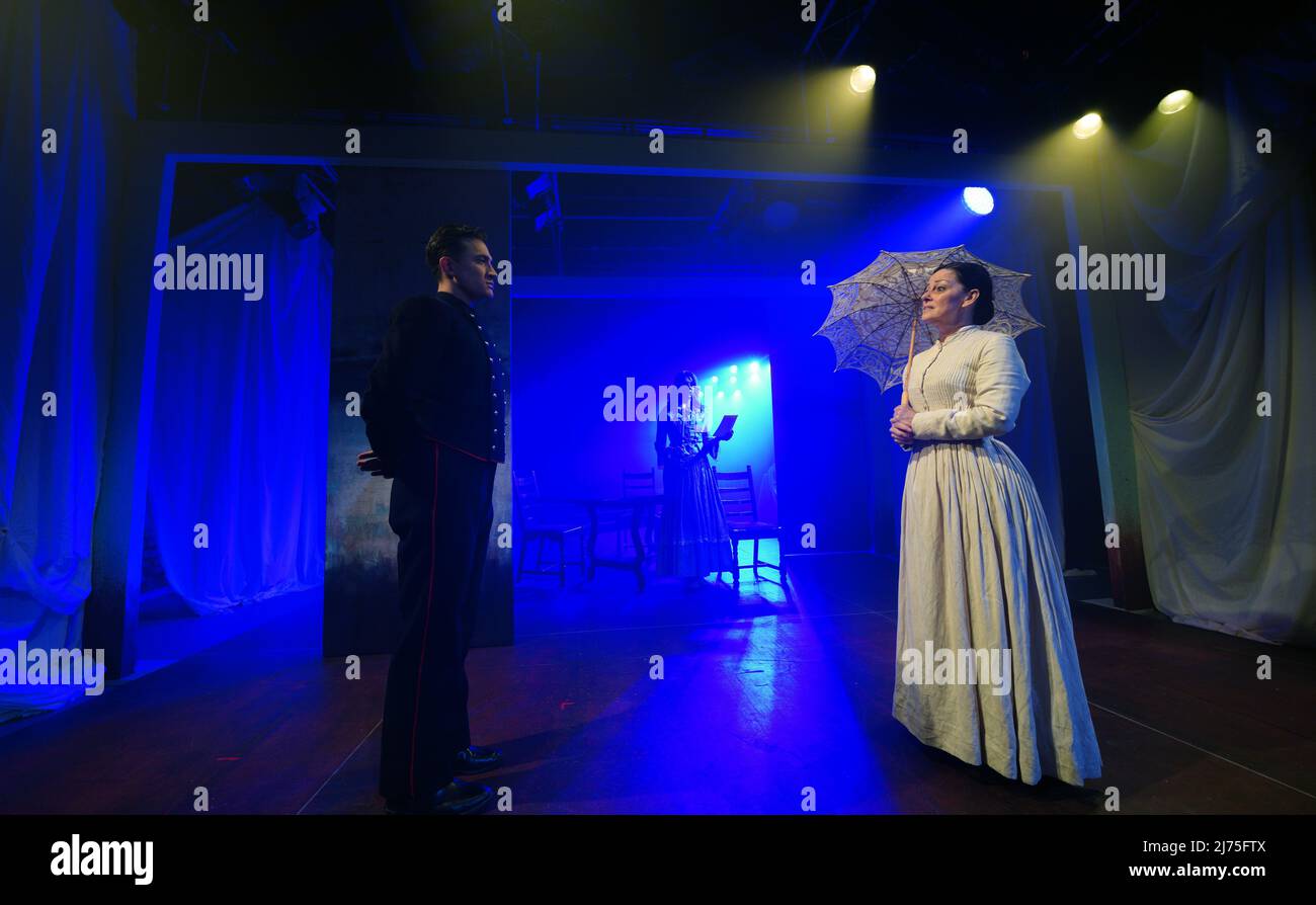 Ruthie Henshold (Fosca) und Dean - John Wilson (Giorgia), Teil der Besetzung von Stephen Sondheims Passion Proben vor der Eröffnungsnacht im Hope Mill Theatre in Manchester. Bilddatum: Freitag, 6. Mai 2022. Stockfoto