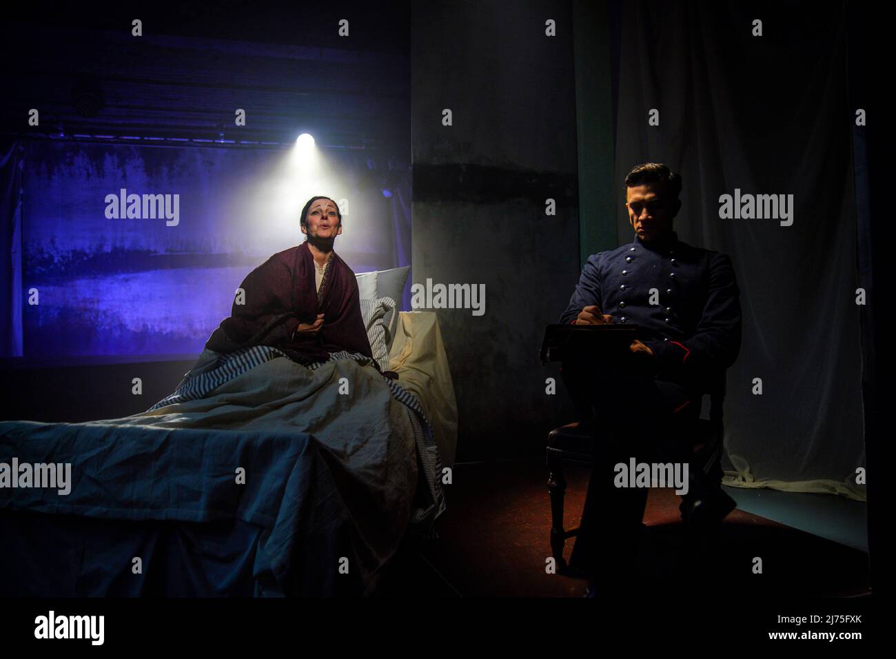 Ruthie Henshold (Fosca) und Dean - John Wilson (Giorgia), Teil der Besetzung von Stephen Sondheims Passion Proben vor der Eröffnungsnacht im Hope Mill Theatre in Manchester. Bilddatum: Freitag, 6. Mai 2022. Stockfoto