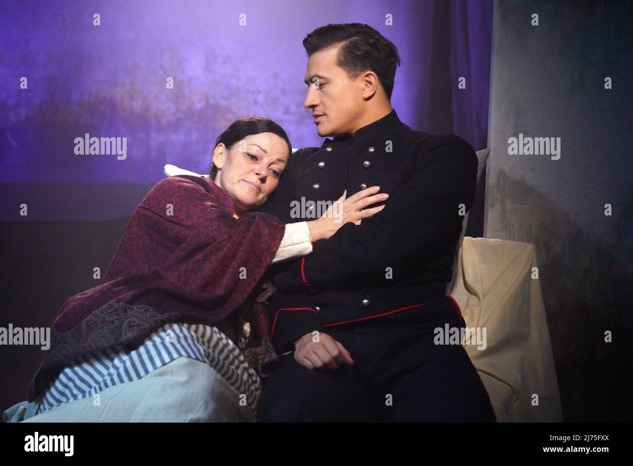 Ruthie Henshold (Fosca) und Dean - John Wilson (Giorgia), Teil der Besetzung von Stephen Sondheims Passion Proben vor der Eröffnungsnacht im Hope Mill Theatre in Manchester. Bilddatum: Freitag, 6. Mai 2022. Stockfoto