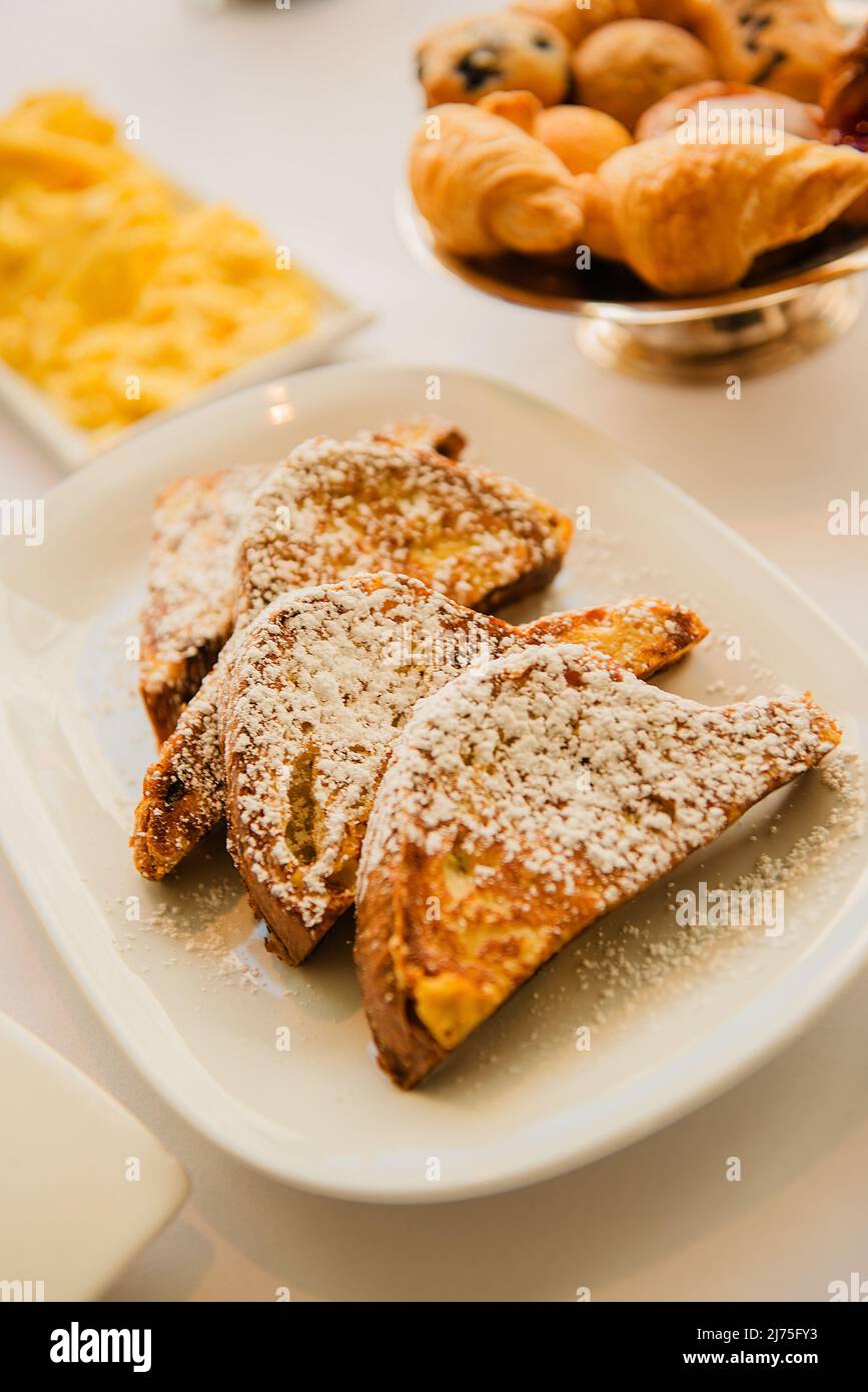 French Toast mit Puderzucker Stockfoto