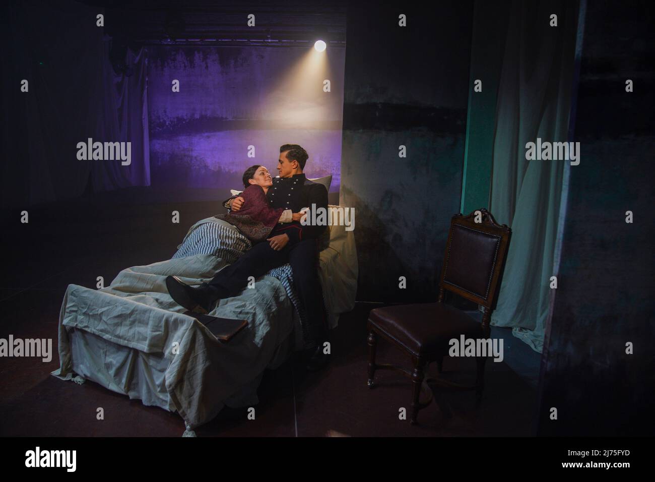 Ruthie Henshold (Fosca) und Dean - John Wilson (Giorgia), Teil der Besetzung von Stephen Sondheims Passion Proben vor der Eröffnungsnacht im Hope Mill Theatre in Manchester. Bilddatum: Freitag, 6. Mai 2022. Stockfoto