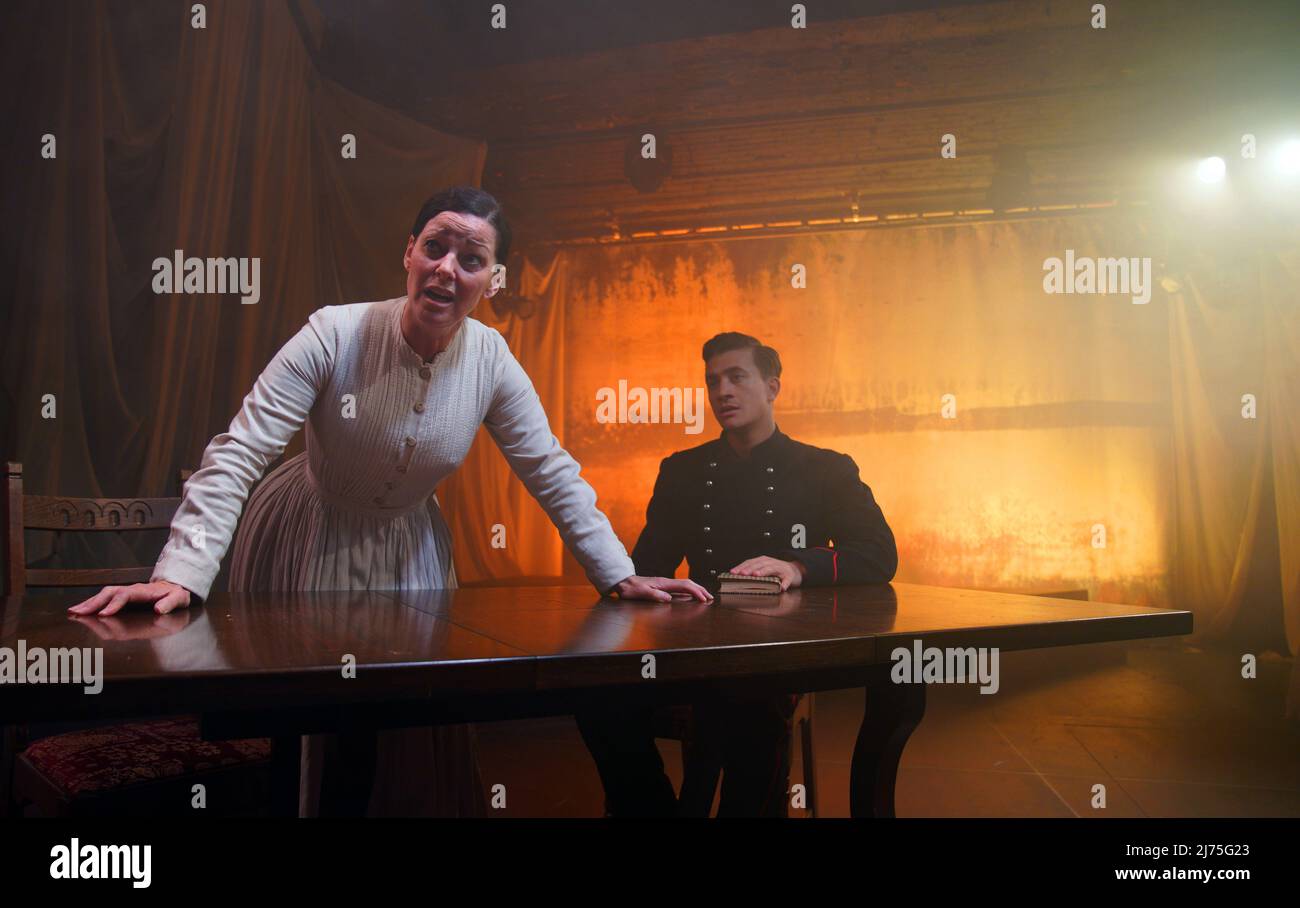 Ruthie Henshold (Fosca) und Dean - John Wilson (Giorgia), Teil der Besetzung von Stephen Sondheims Passion Proben vor der Eröffnungsnacht im Hope Mill Theatre in Manchester. Bilddatum: Freitag, 6. Mai 2022. Stockfoto