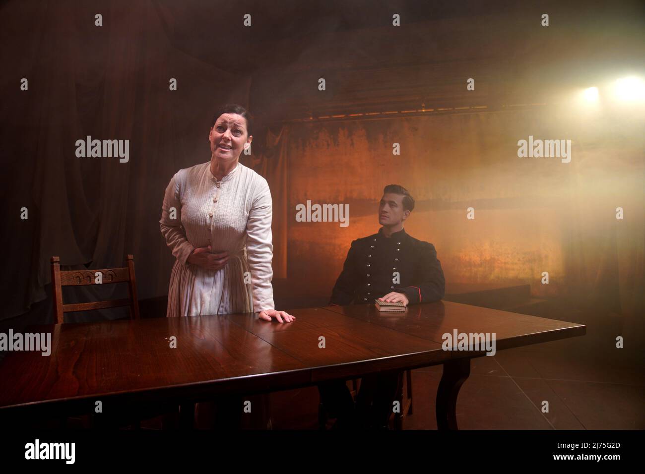 Ruthie Henshold (Fosca) und Dean - John Wilson (Giorgia), Teil der Besetzung von Stephen Sondheims Passion Proben vor der Eröffnungsnacht im Hope Mill Theatre in Manchester. Bilddatum: Freitag, 6. Mai 2022. Stockfoto