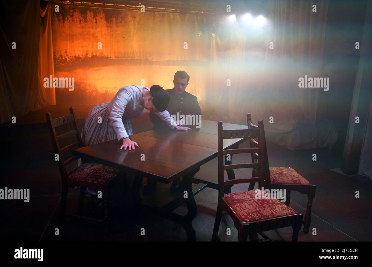 Ruthie Henshold (Fosca) und Dean - John Wilson (Giorgia), Teil der Besetzung von Stephen Sondheims Passion Proben vor der Eröffnungsnacht im Hope Mill Theatre in Manchester. Bilddatum: Freitag, 6. Mai 2022. Stockfoto