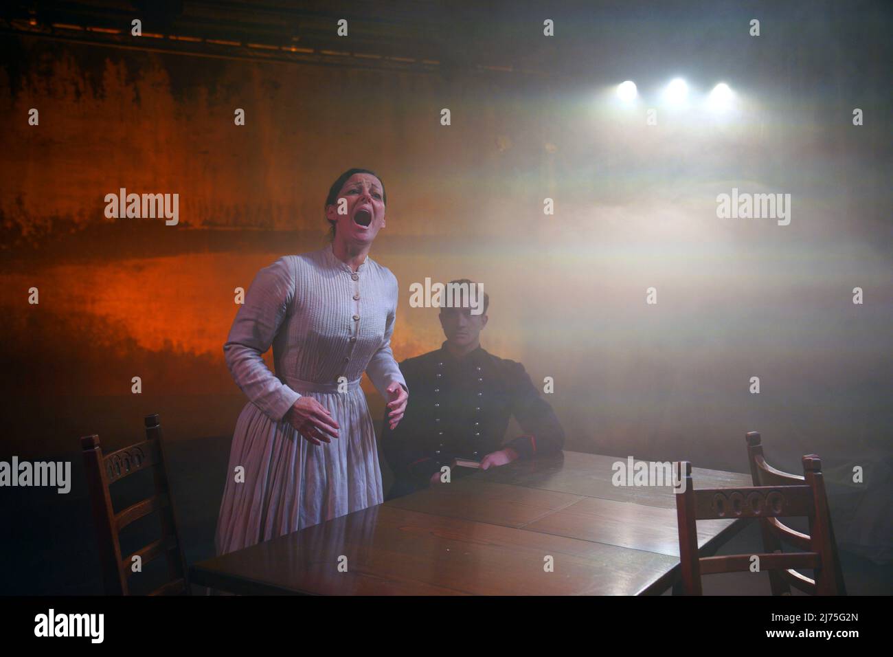 Ruthie Henshold (Fosca) und Dean - John Wilson (Giorgia), Teil der Besetzung von Stephen Sondheims Passion Proben vor der Eröffnungsnacht im Hope Mill Theatre in Manchester. Bilddatum: Freitag, 6. Mai 2022. Stockfoto