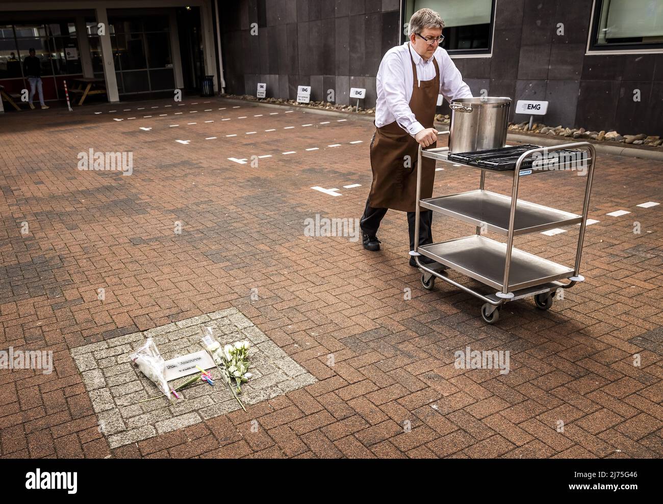 2022-05-06 13:37:02 HILVERSUM - Blumen auf der Stelle, wo Pim Fortuyn während der Gedenkfeier im Media Park geschossen wurde. Der umstrittene Politiker wurde vor zwanzig Jahren von Volkert van der G. im Medienpark in Hilversum ermordet. REMKO DE WAAL niederlande aus - belgien aus Stockfoto