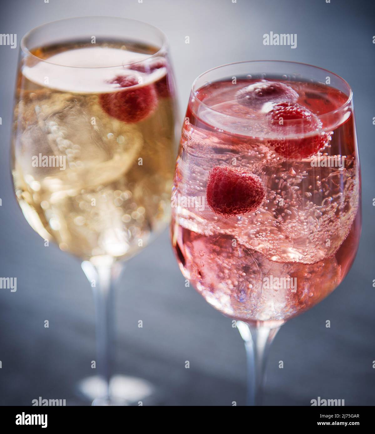 Zwei sommerliche Weincocktails mit Himbeeren Stockfoto