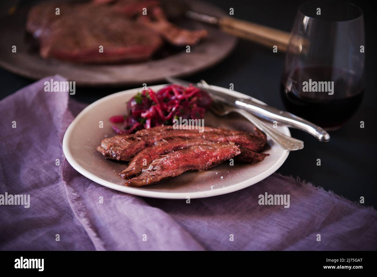 Rock Steak mit Rotkohl Stockfoto
