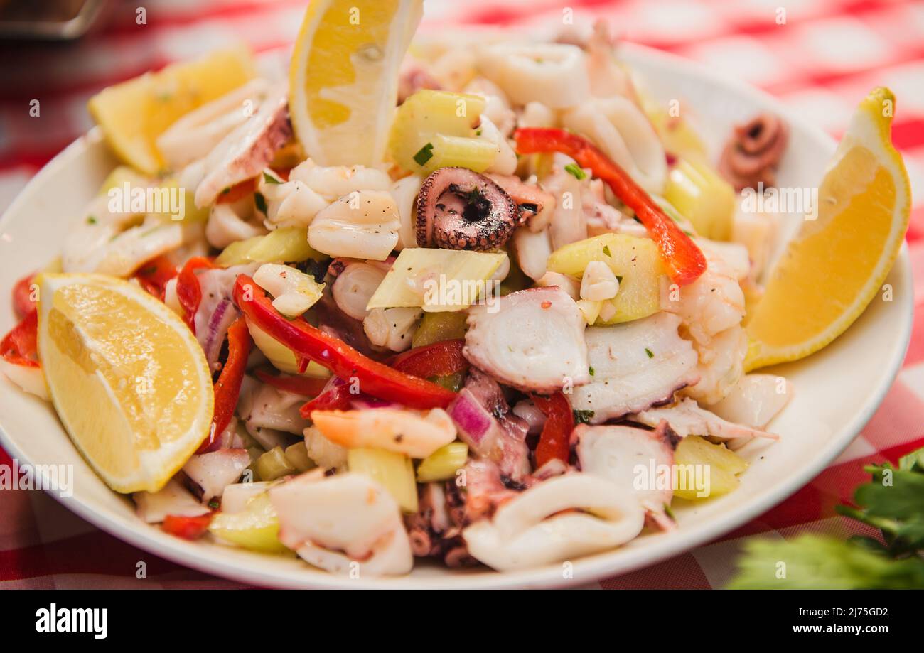 Salat mit Meeresfrüchten und Zitronenkeilen Stockfoto