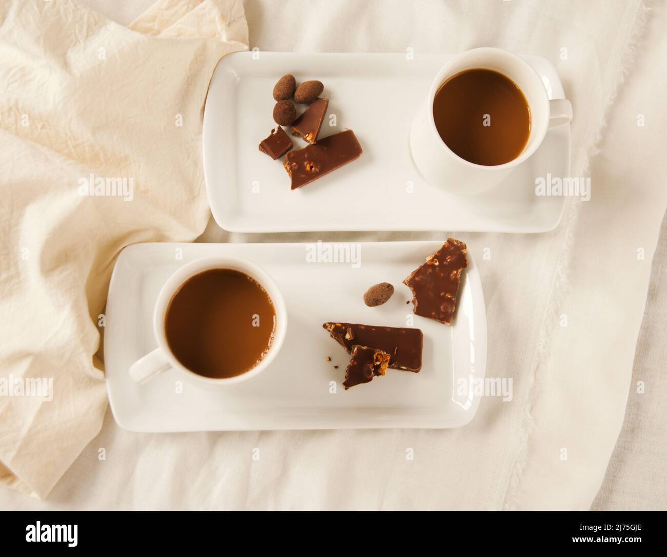 Tassen Kaffee mit Schokolade Stockfoto