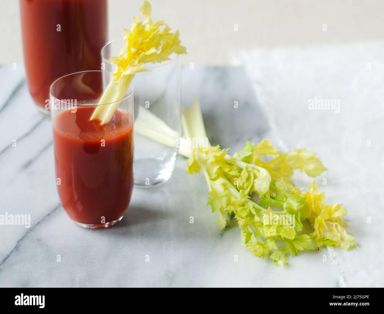 Bloody Mary Cocktail mit Sellerie Stockfoto