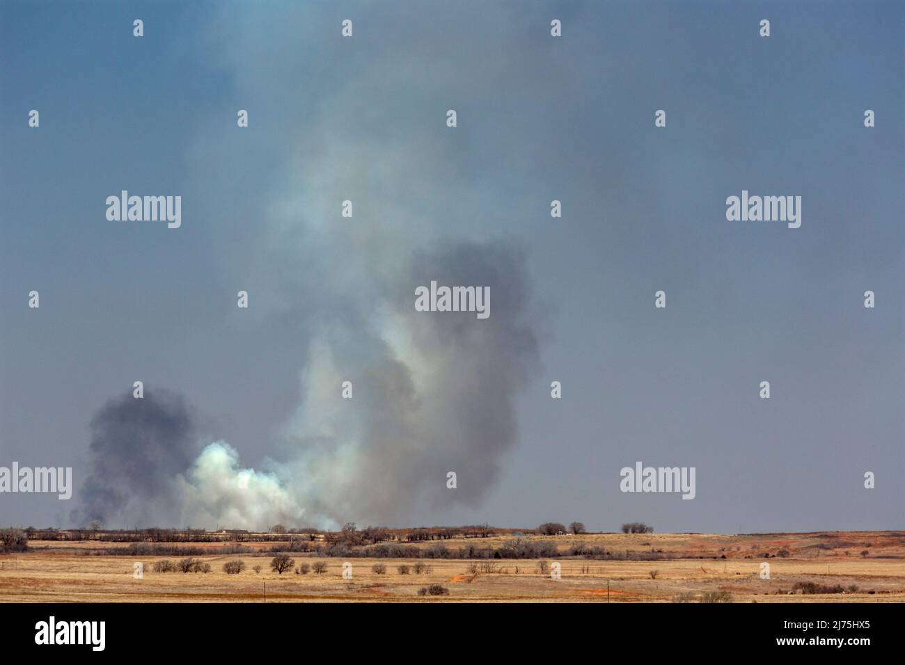 Sweetwater, Oklahoma - Ein Feuer auf Graslandschaften im Westen von Oklahoma. Stockfoto