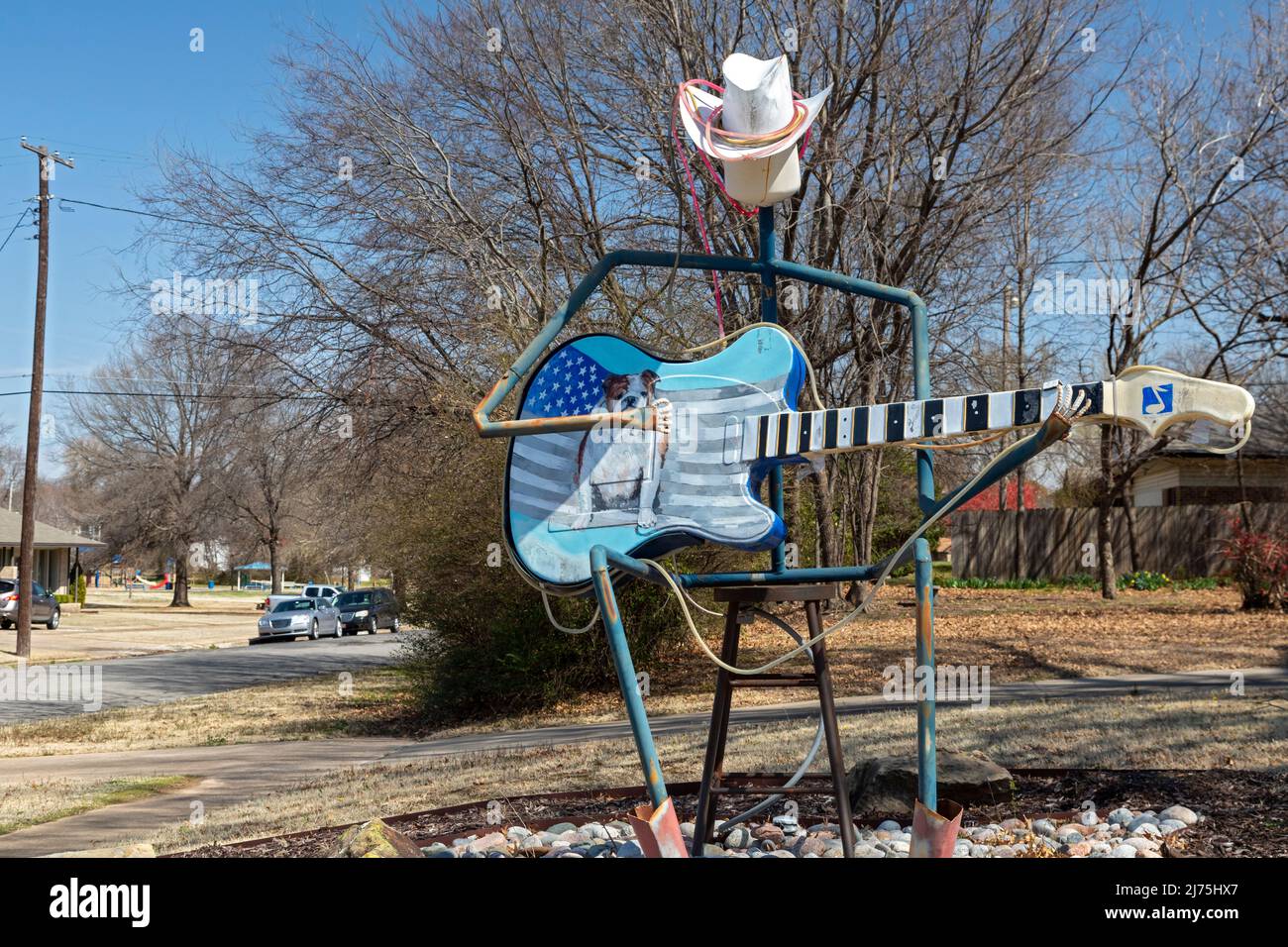 Muskogee, Oklahoma - an vielen Straßenecken in Muskogee findet man dekorierte Gitarrenkunst. Die Stadt hat ein reiches musikalisches Erbe. Stockfoto