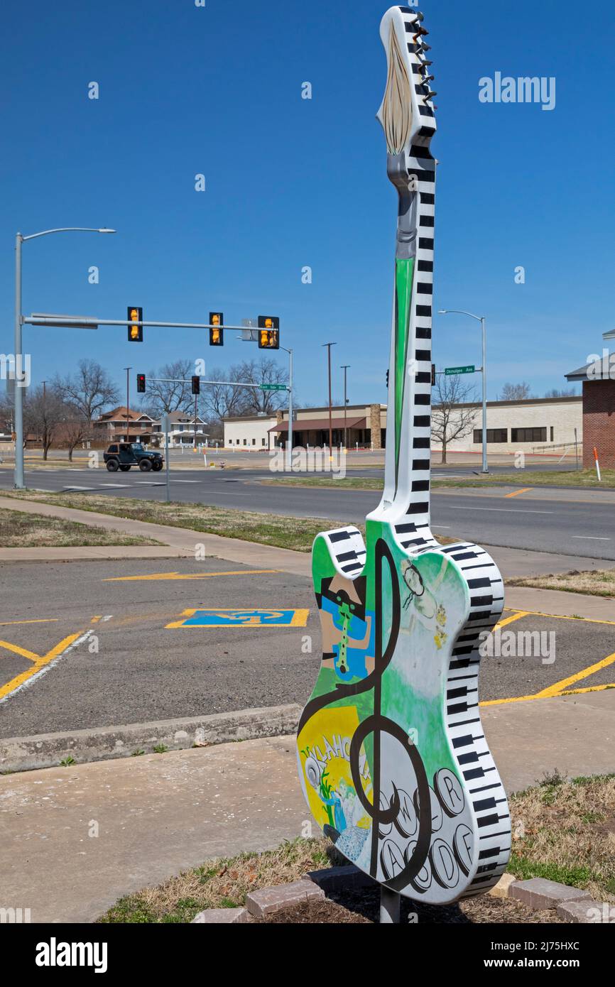 Muskogee, Oklahoma - an vielen Straßenecken in Muskogee findet man dekorierte Gitarrenkunst. Die Stadt hat ein reiches musikalisches Erbe. Stockfoto