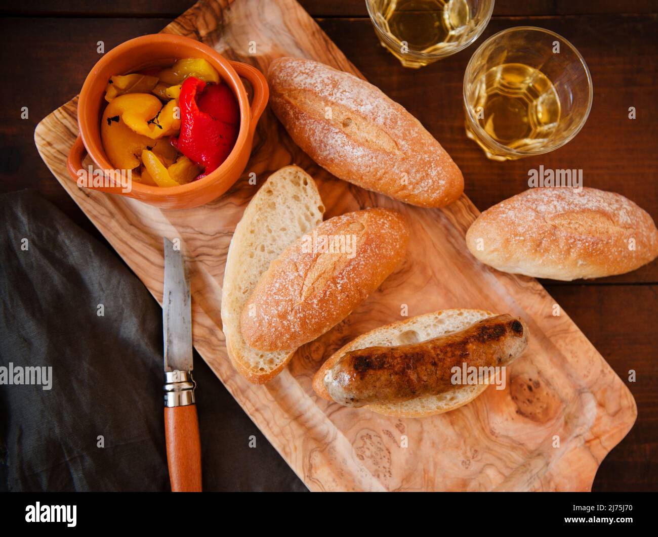 Sandwich wird mit Wurst und Paprika zubereitet Stockfoto