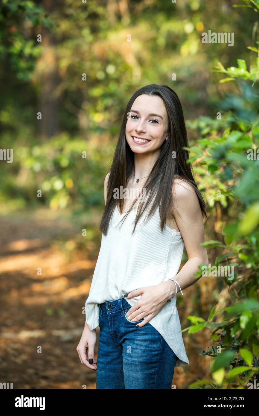 Eine schöne glückliche Teenager Brünette Mädchen im Freien in einem Waldgebiet im Frühjahr Stockfoto