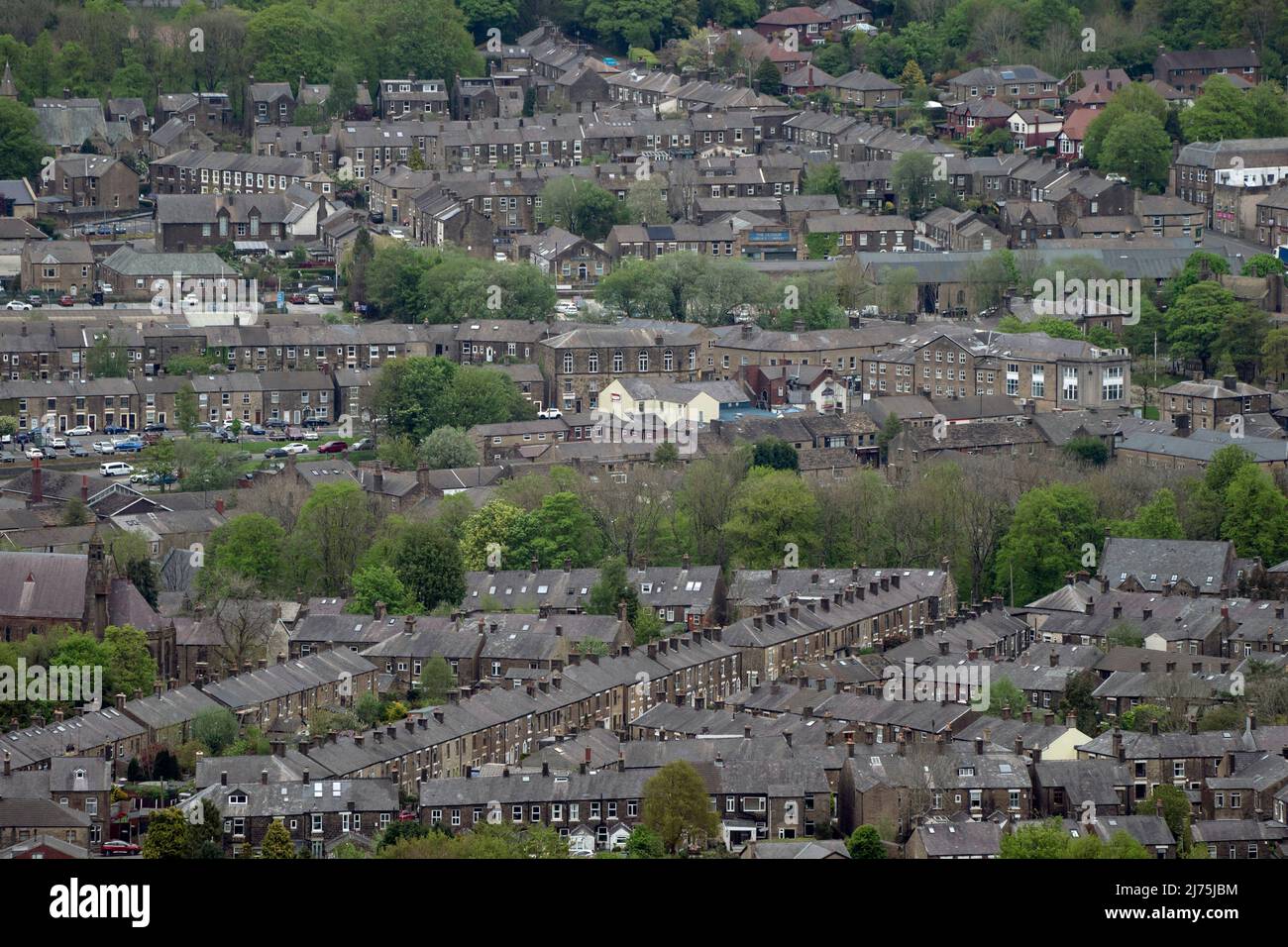 Manchester, Großbritannien, 6.. Mai 2022. Reihenhäuser sind in der Nähe von Manchester, Großbritannien, zu sehen. Kredit: Jon Super/Alamy Live Nachrichten. Stockfoto