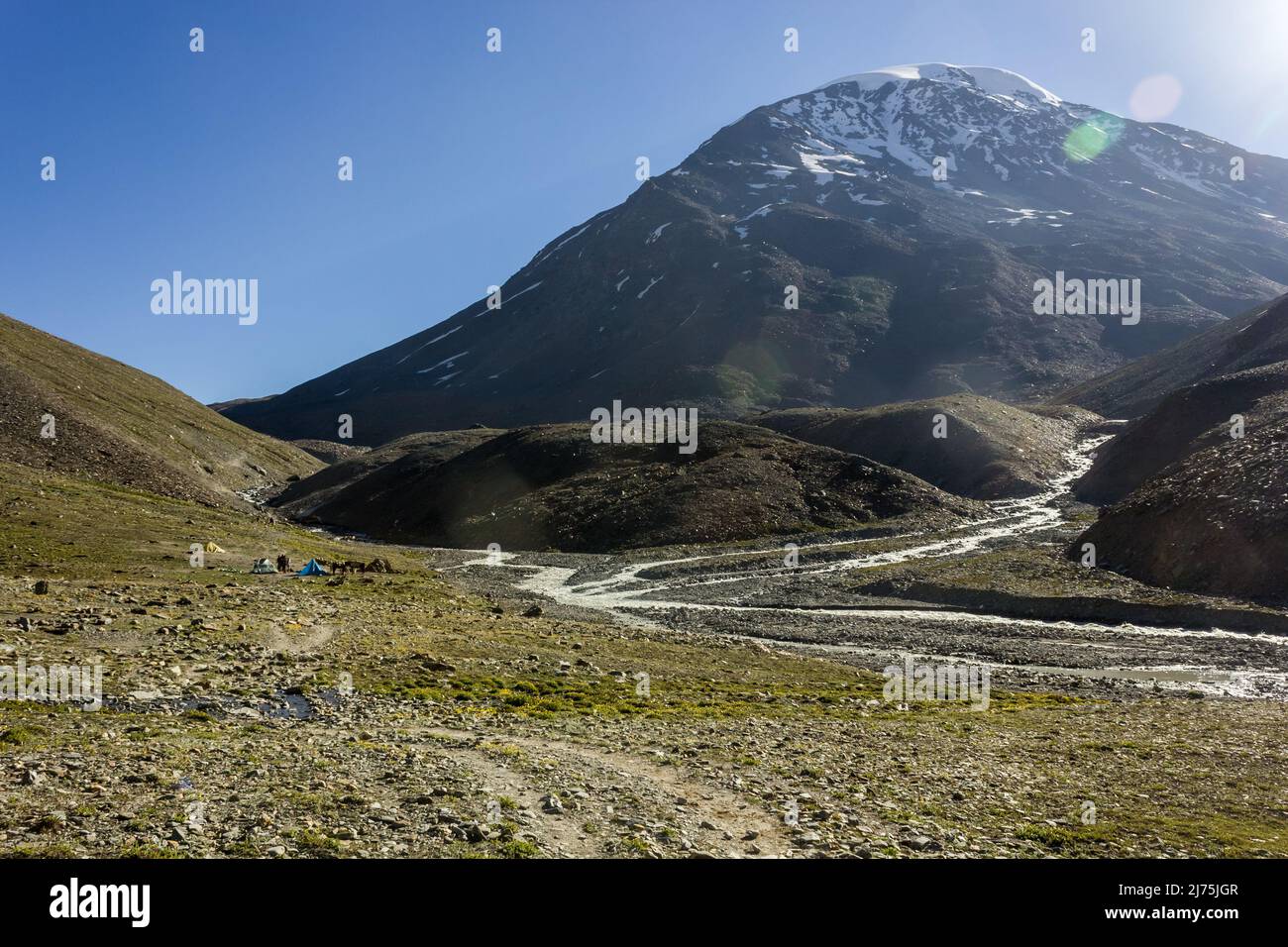 Wunderschöne Landschaft eines schneebedeckten Himalaya-Berggipfens von einem Trekkingpfad in der abgelegenen Wildnis des Zanskar-Tals in Ladakh, Indien. Stockfoto