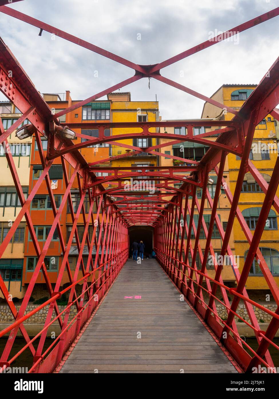 Pont de les Peixateries Velles, rote Eisenbrücke über den Onyar-Fluss, gebaut von Eiffel - Girona, Spanien Stockfoto