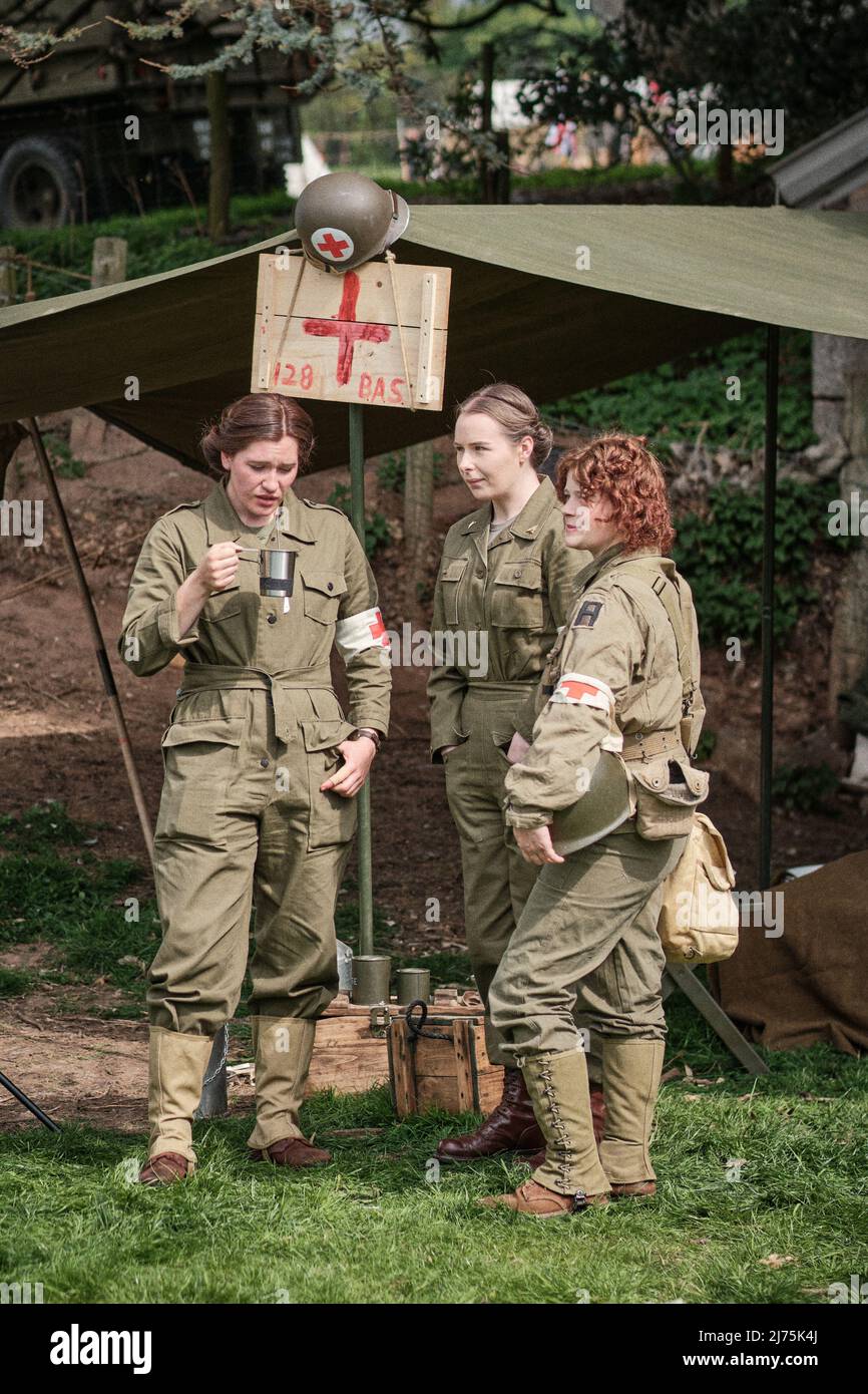 Eine Gruppe von Krankenschwestern der US-Armee beim No man's Land Event in der Bodrhyddan Hall, Wales Stockfoto