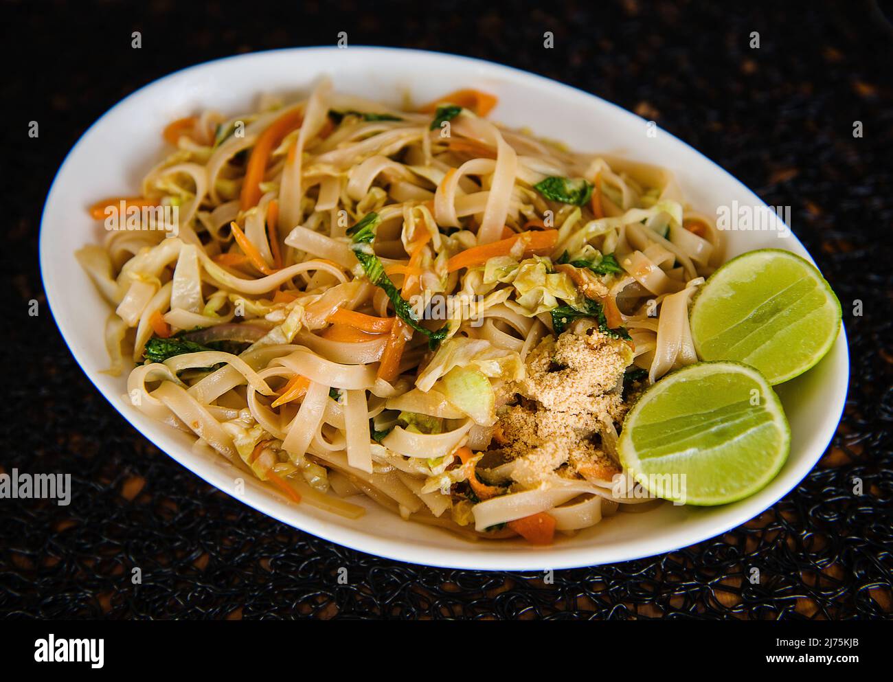 Pad Thai mit Limette Stockfoto
