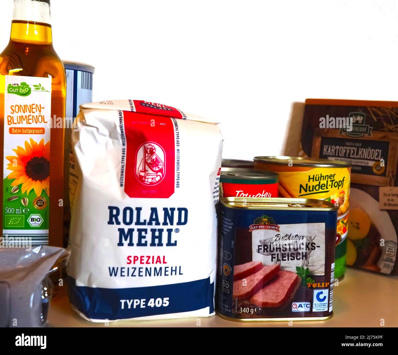 Einkaufswagen mit langlebigen deutschen Lebensmitteln Stockfoto