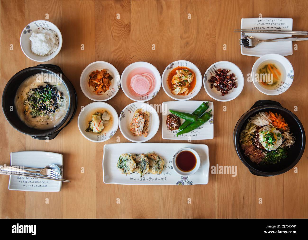 Verschiedene koreanische Gerichte mit Vorspeisen Stockfoto