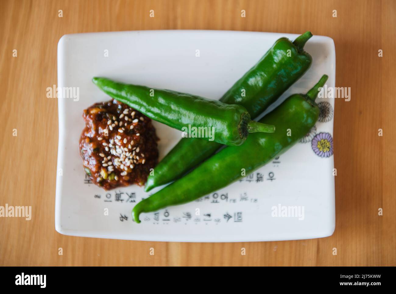 Eine koreanische Vorspeise aus grünen Chilischoten mit Dip Stockfoto