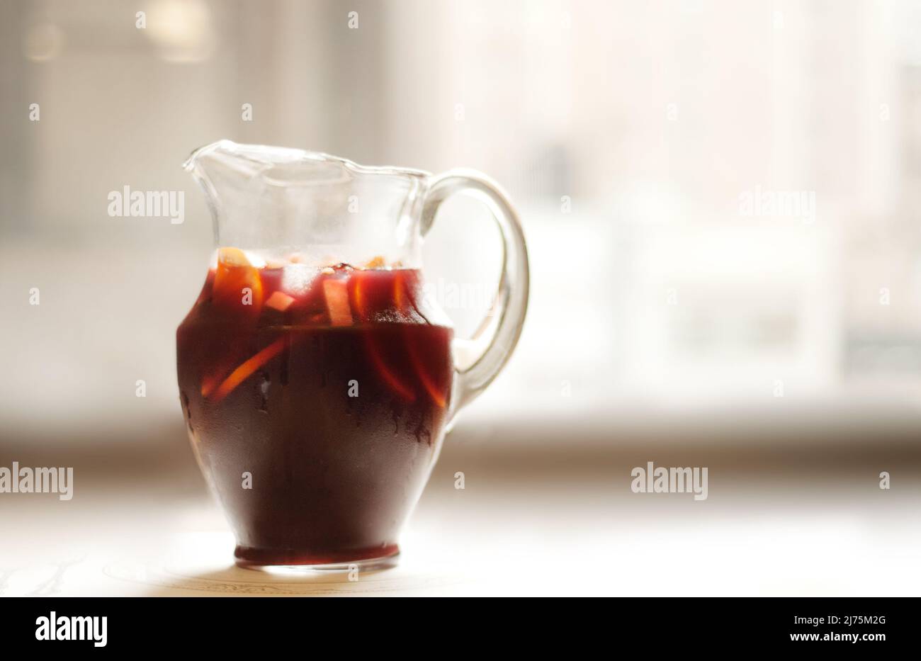 Sangria im Glaskrug Stockfoto