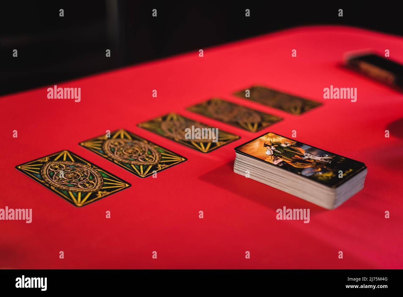 KIEW, UKRAINE - 23. FEBRUAR 2022: Tarot-Karten auf rotem Tisch isoliert auf Schwarz Stockfoto