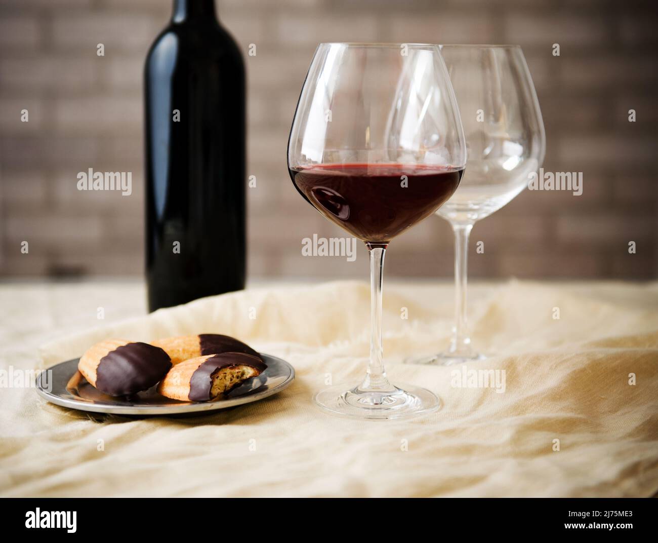 Ein Glas Wein mit Keksen Stockfoto