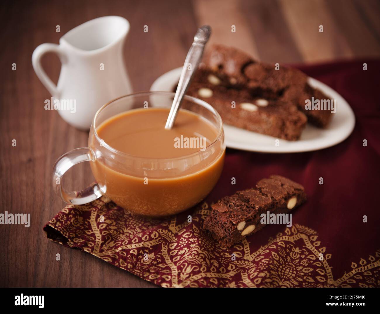 Kaffee mit Milch und Mandelbiscotti Stockfoto
