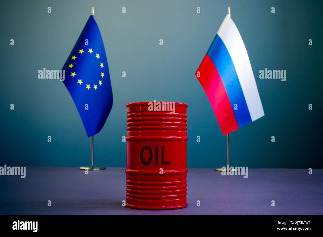 Flaggen der EU und Russlands und ein Barrel Öl als Symbol für Sanktionen. Stockfoto
