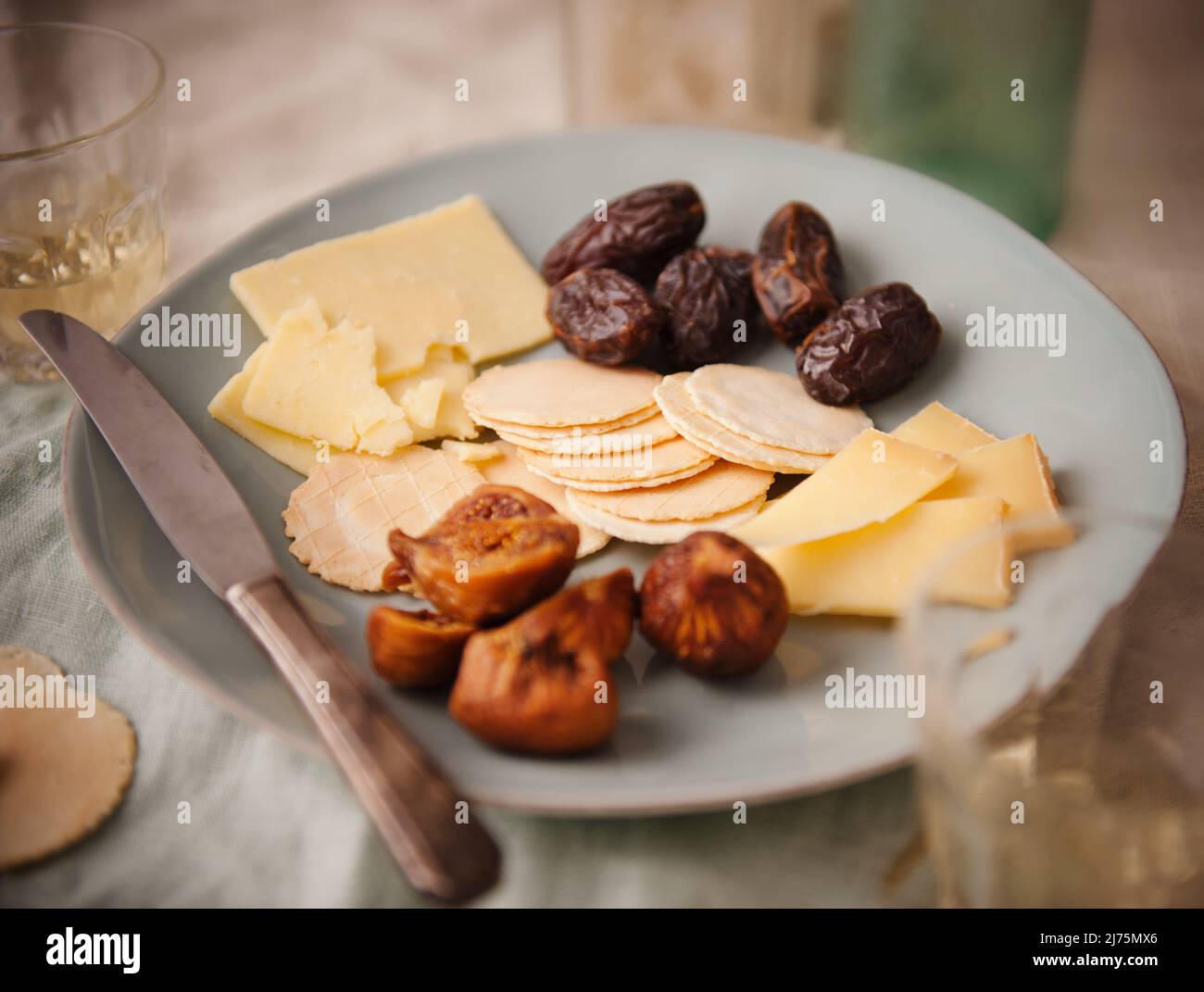 Vorspeise mit Käse, Crackern, Feigen und Datteln Stockfoto