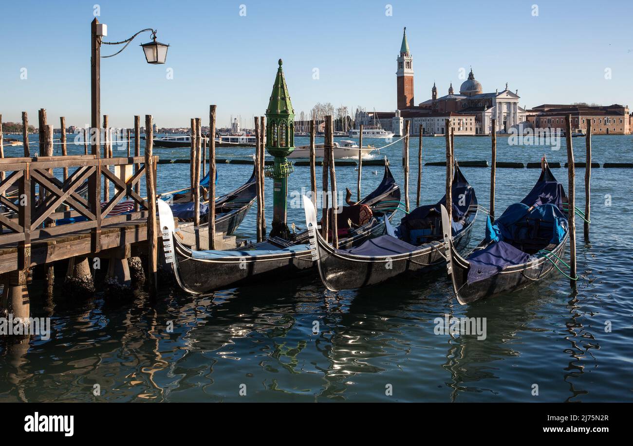 Italien Venedig Piazzetta -499 Anlegestelle für Gondeln im Hintergrund Klosterinsel San Giogio Maggiore mit der Kirche von Andrea Palladio 16 Jh Stockfoto Italien Venedig Piazzetta -499 Anlegestelle für Gondeln im Hintergrund Klosterinsel San Giogio Maggiore mit der Kirche von Andrea Palladio 16 Jh Stockfoto