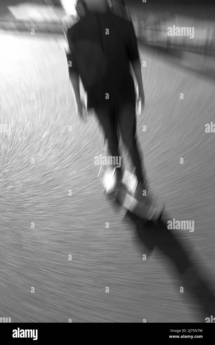Skateboarding am späten Nachmittag schwarz-weiß mit Bewegung Stockfoto