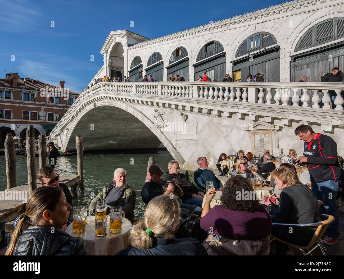 Italien Venedig Rialtobrücke -296 baut 1588-91 von Antonio da Ponte Ansicht von Süden mit dem Freisitz eines Restaurants Stockfoto