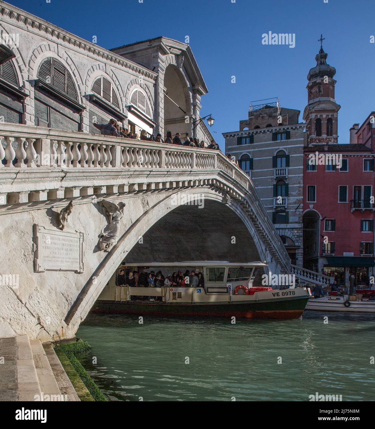 Italien Venedig Rialtobrücke -440 erbaut 1588-91 von Antonio da Ponte Ansicht von Westen rechts Campanile von San Bartolomeo Stockfoto