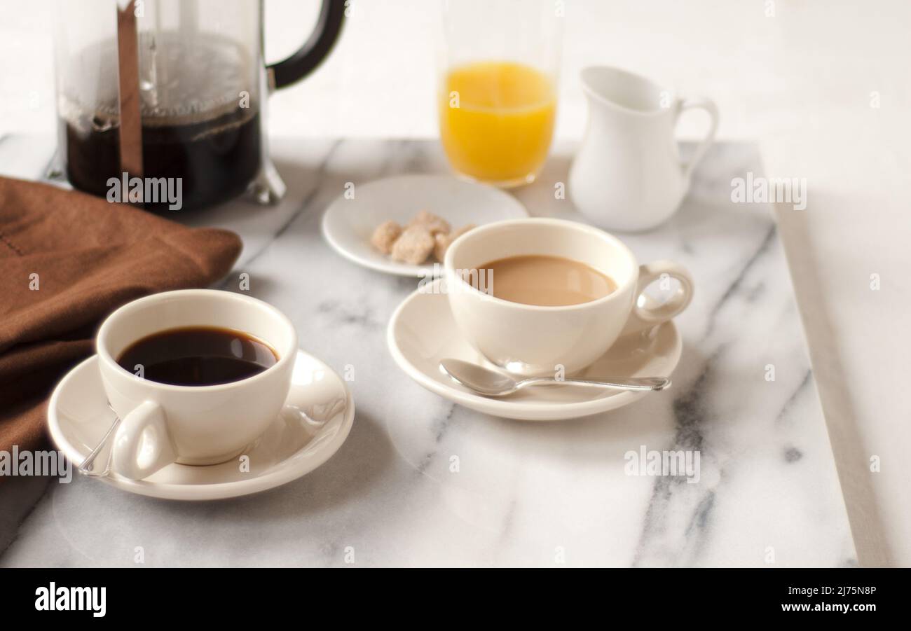 Zwei Tassen Kaffee mit einer französischen Presse und Orangensaft Stockfoto