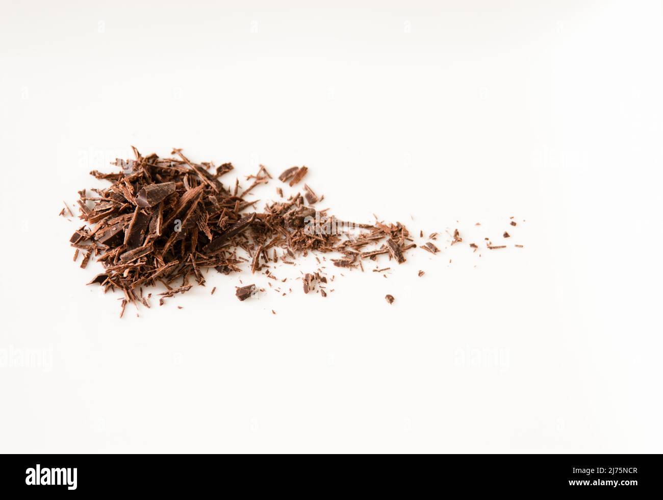 Stapel von Schokoladenrasseln auf Weiß Stockfoto