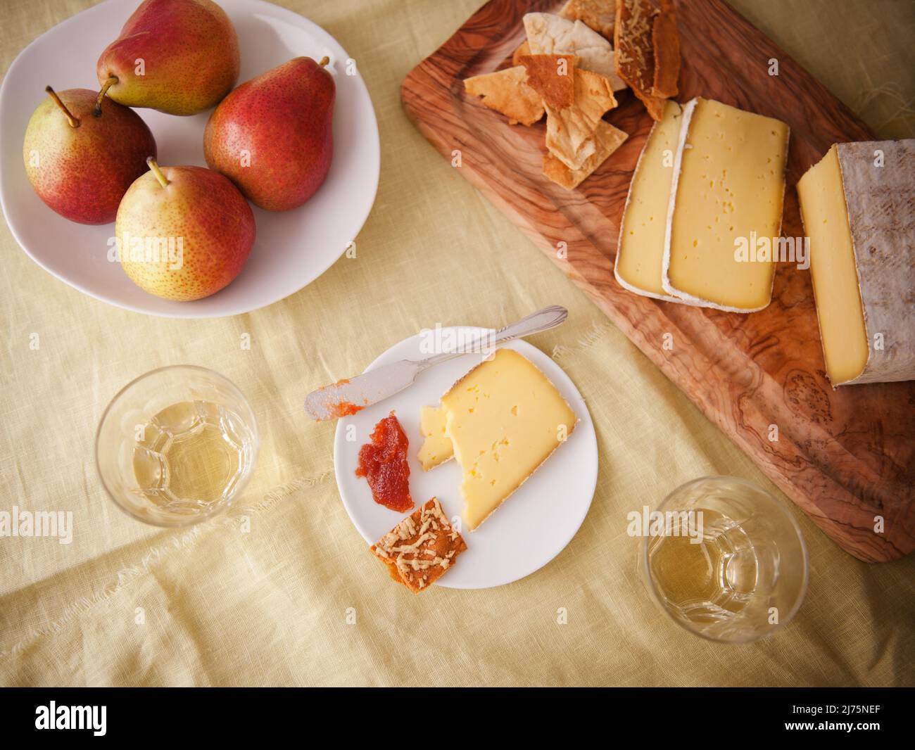 Mahon; spanische Kühe melken Käse mit Crackern und Birnen Stockfoto
