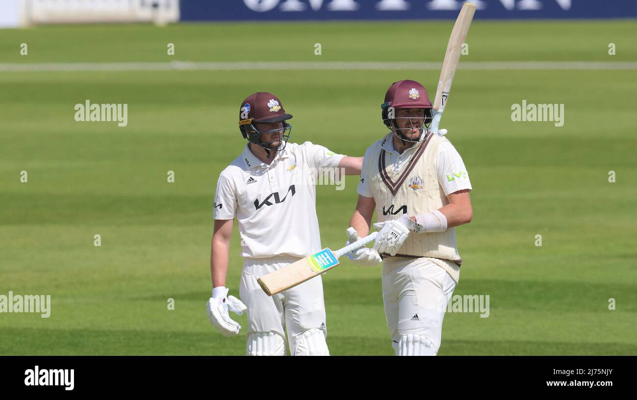6. Mai 2022. London, Großbritannien. Surreys Gus Atkinson hebt seine Fledermaus nach Erreichen seiner ersten Klasse fünfzig als Surrey gegen Northamptonshire in der County Championship am Kia Oval, Tag zwei. David Rowe/Alamy Live News Stockfoto