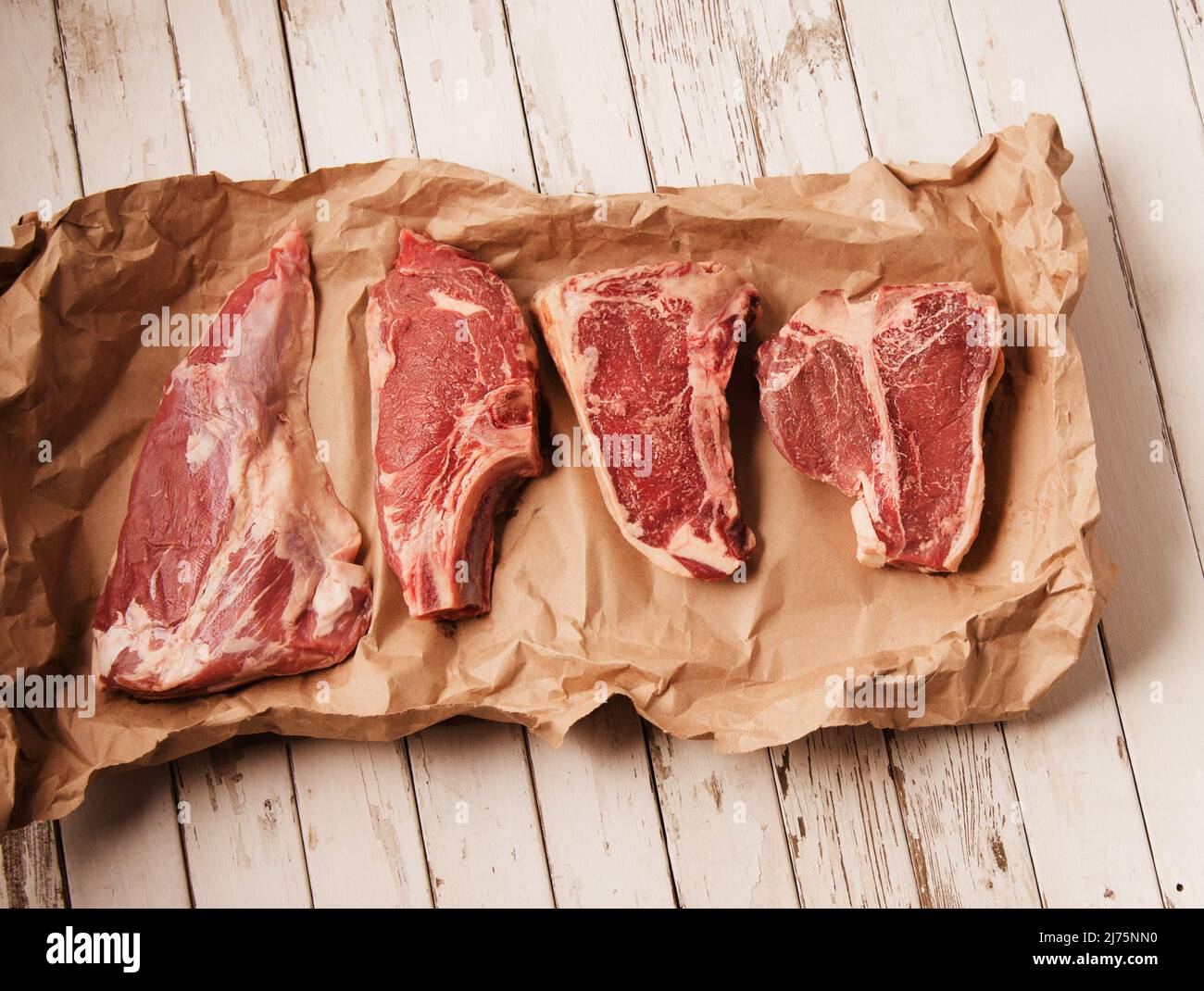 T-Knochensteaks in Pergamentpapier Stockfoto