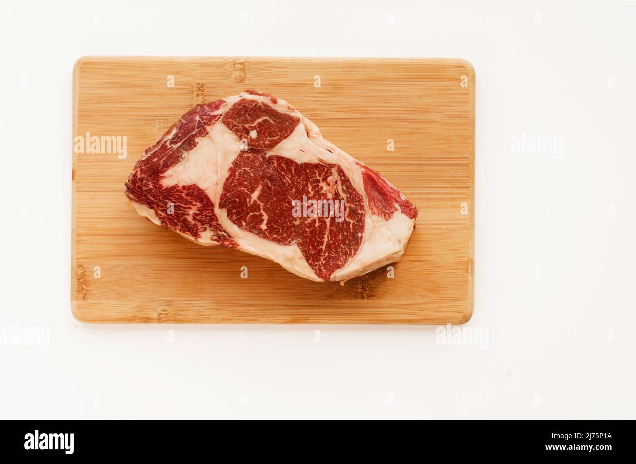 Wagyu Rib-Eye auf einem Schneidbrett Stockfoto