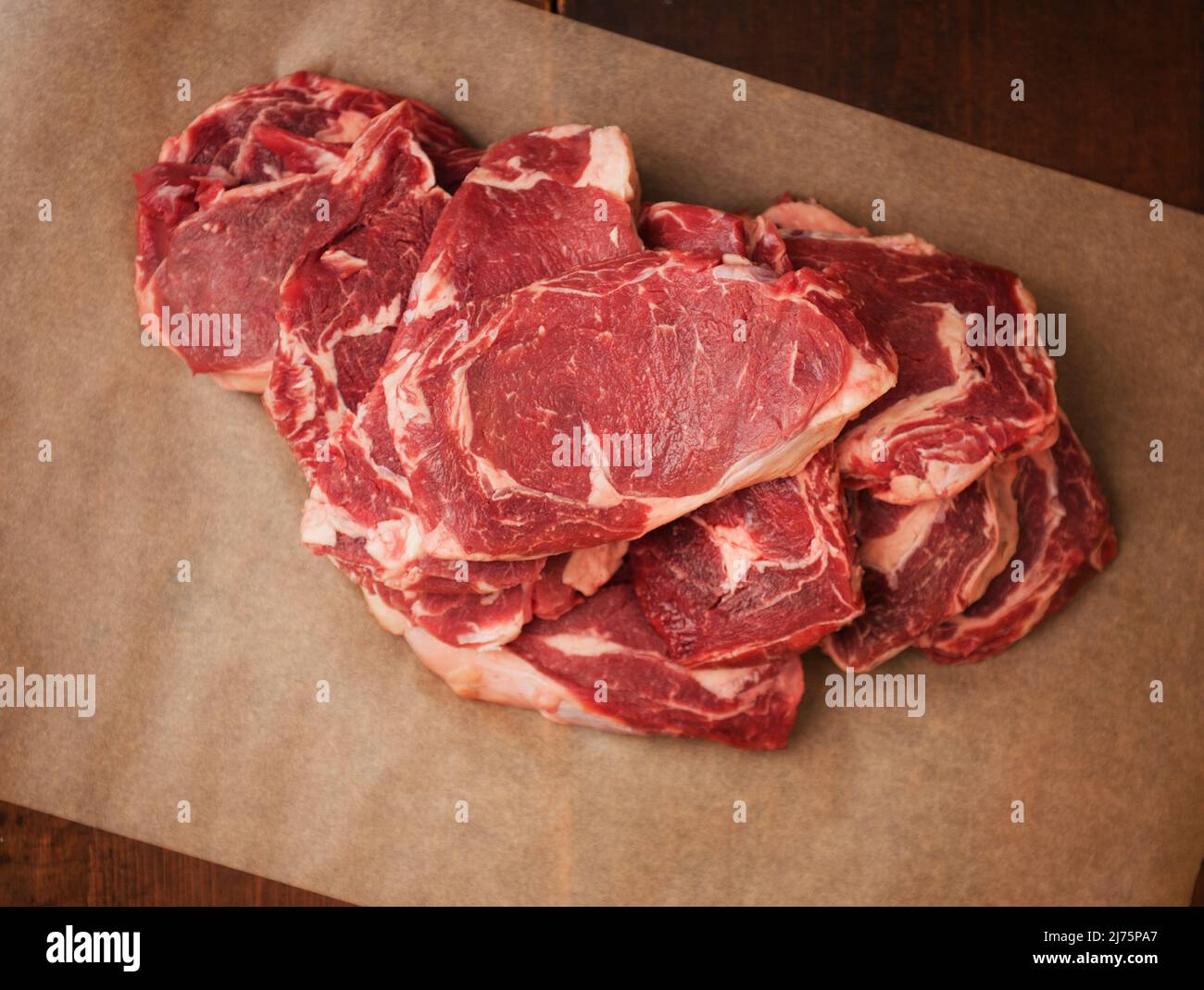 Grass Fed Rib-Eye Steaks auf Pergamentpapier Stockfoto